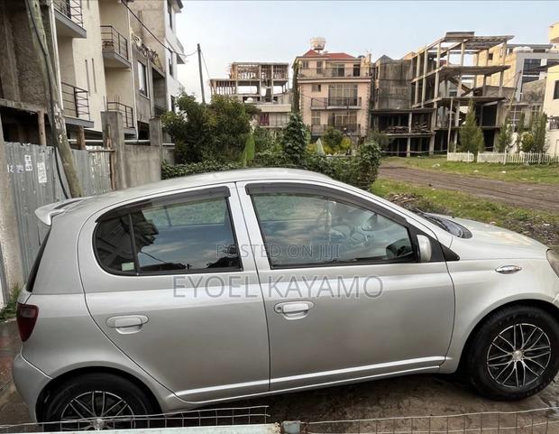 Toyota Vitz 2001 Silver