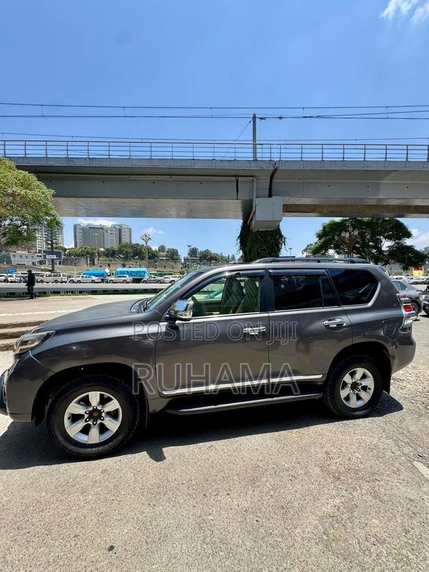 Toyota Land Cruiser 4.0 V6 DLX 2015 Gray