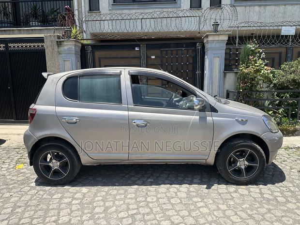 Toyota Vitz 1.0 FWD 5dr 2001 Gray