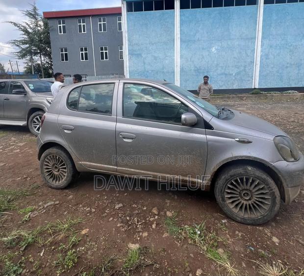 Toyota Vitz 2001 Silver