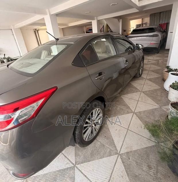 Toyota Yaris 2015 Gray