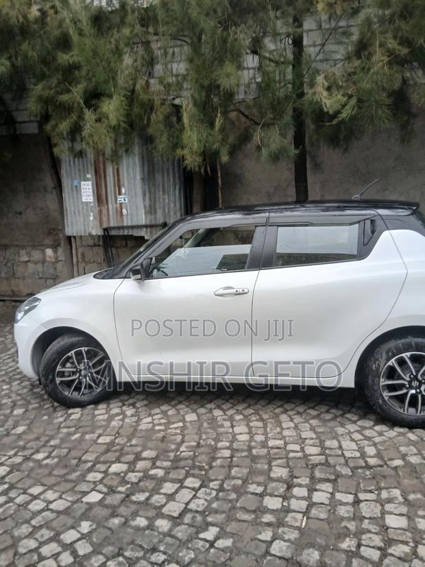Suzuki Swift 2022 White