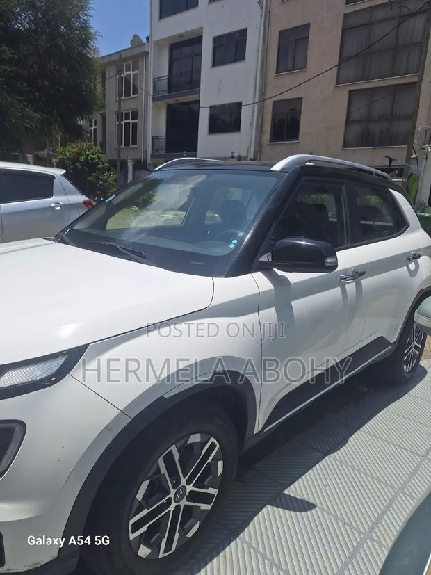 Hyundai Venue 2023 White