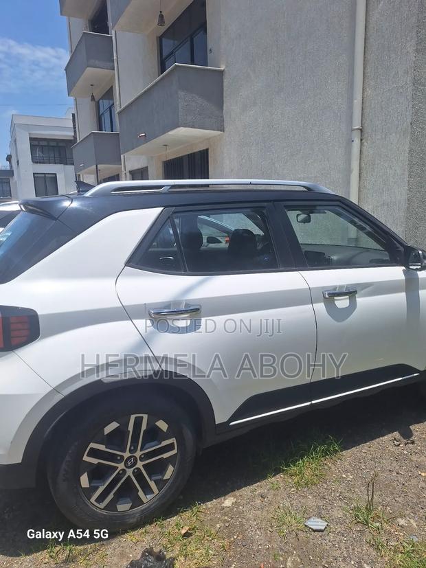 Hyundai Venue 2023 White