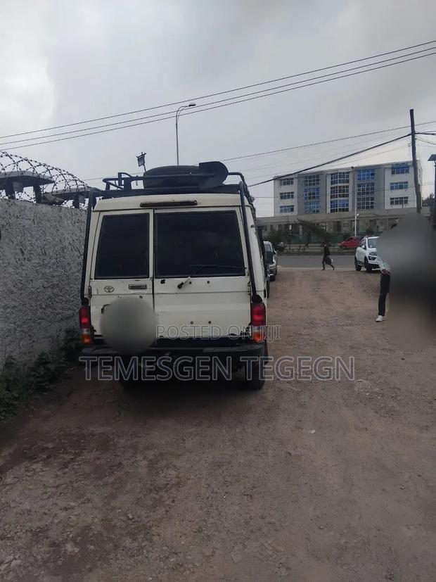 Toyota Land Cruiser 2006 White
