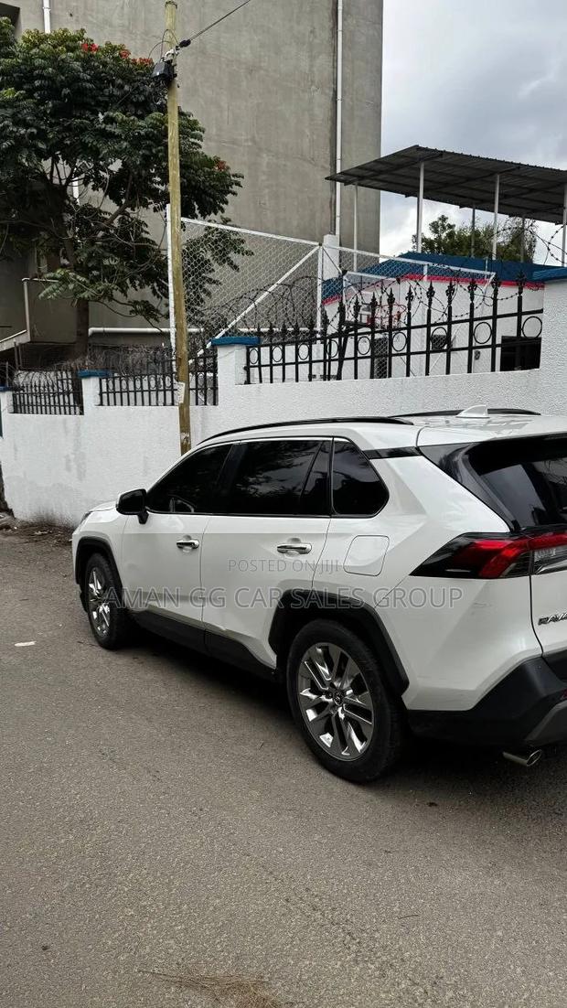 Toyota RAV4 2022 White