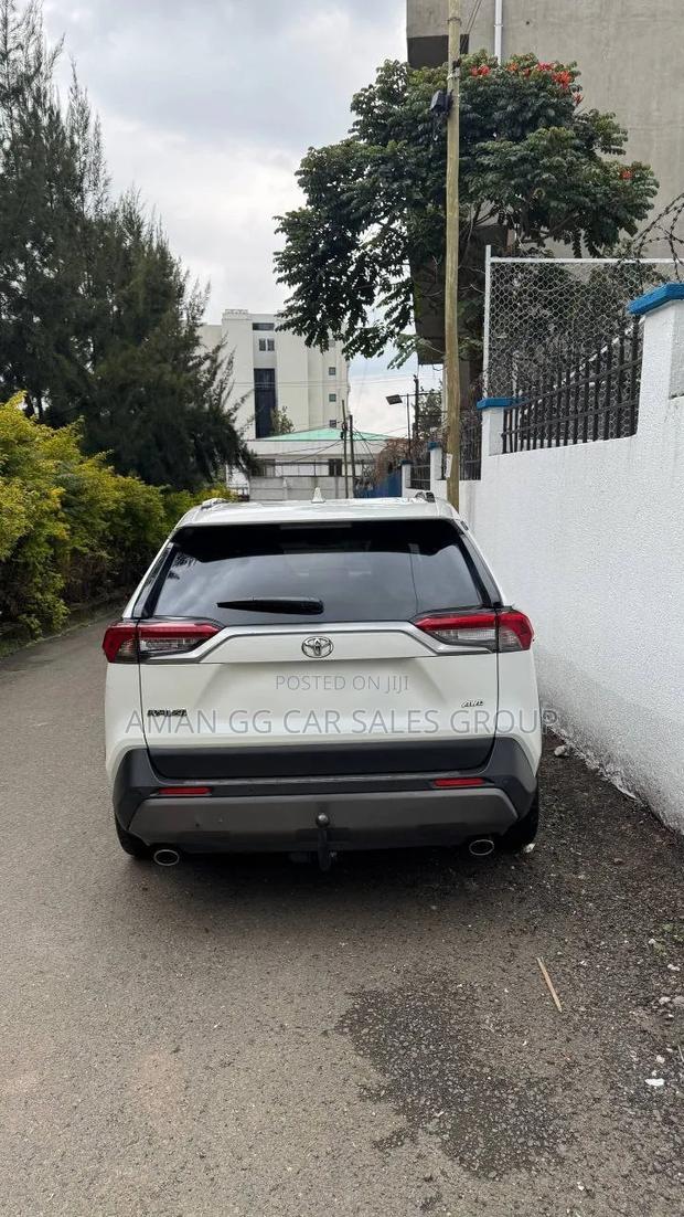 Toyota RAV4 2022 White