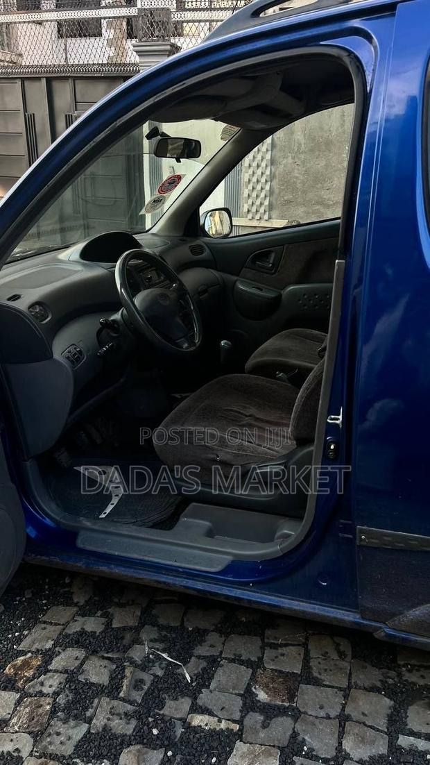 Toyota Corolla Verso 2000 Gray