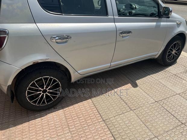 Toyota Vitz 2001 Silver