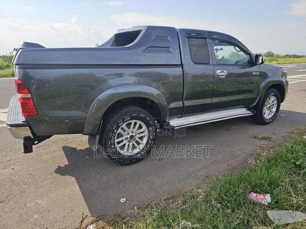 Toyota Hilux 2012 Gray