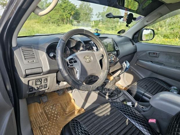 Toyota Hilux 2012 Gray