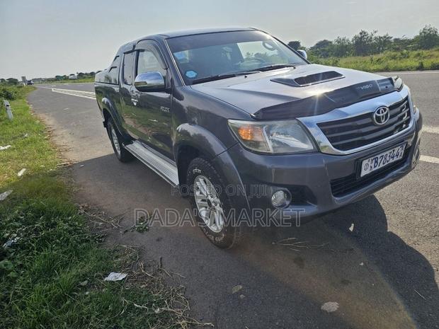 Toyota Hilux 2012 Gray