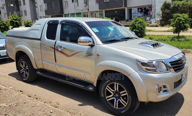 Toyota Hilux 2012 Gold
