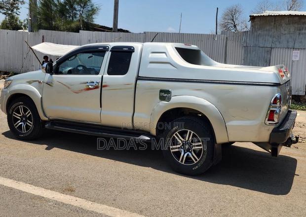 Toyota Hilux 2012 Gold