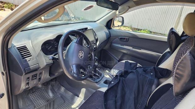 Toyota Hilux 2012 Gold