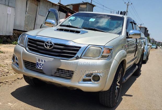 Toyota Hilux 2012 Gold
