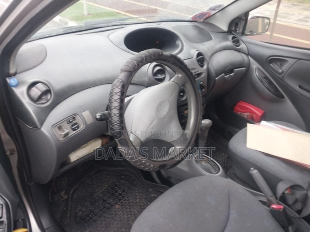 Toyota Vitz 2001 Gray