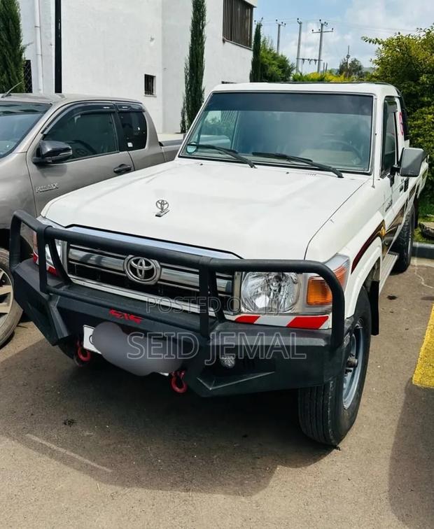 Toyota Land Cruiser 2009 White