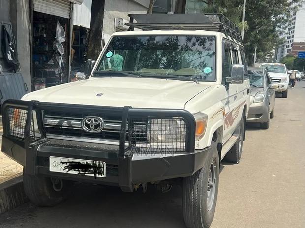 Toyota Land Cruiser 2011 White