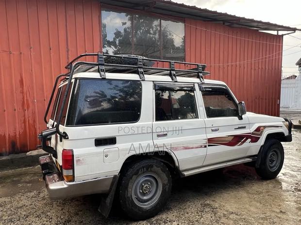 Toyota Land Cruiser 2011 White