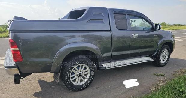 Toyota Hilux 2012 Black