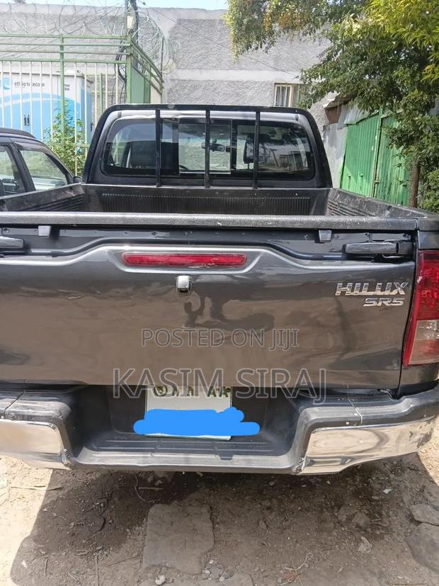 Toyota Hilux 2017 Gray