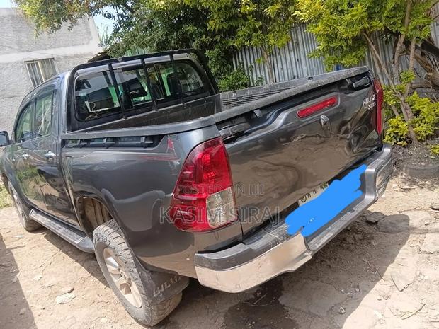 Toyota Hilux 2017 Gray