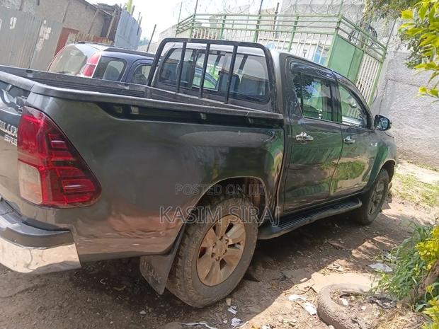 Toyota Hilux 2017 Gray