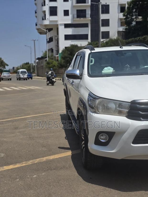 Toyota Hilux 2017 White