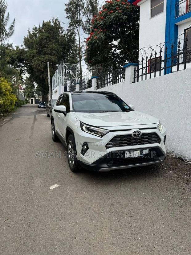 Toyota RAV4 2022 White
