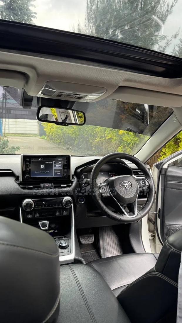 Toyota RAV4 2022 White
