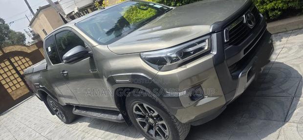 Toyota Hilux 2021 Gray