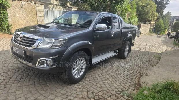 Toyota Hilux 2015 Maroon