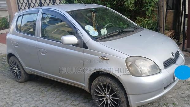 Toyota Vitz 2000 Silver