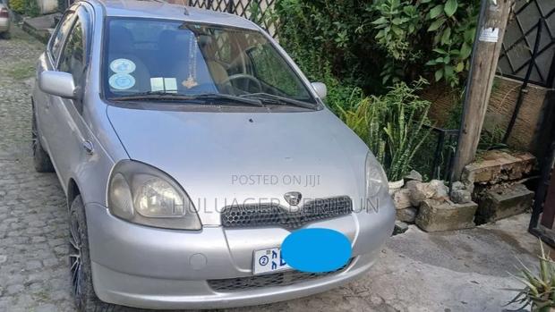 Toyota Vitz 2000 Silver