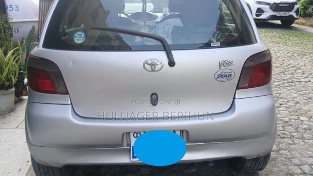 Toyota Vitz 2000 Silver