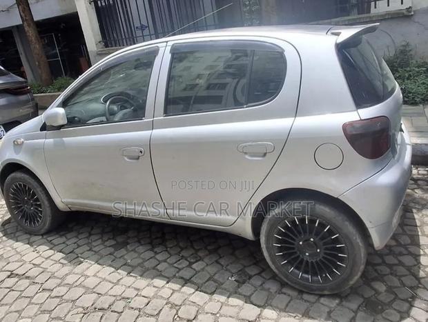Toyota Vitz 2001 Silver