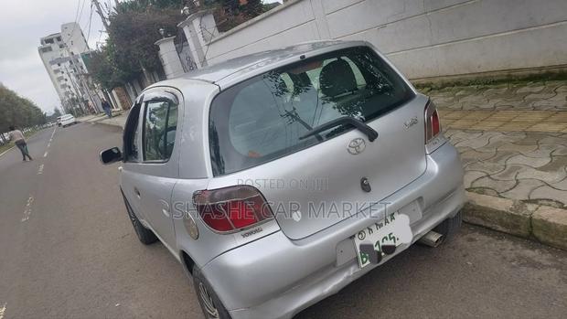 Toyota Vitz 2001 Silver