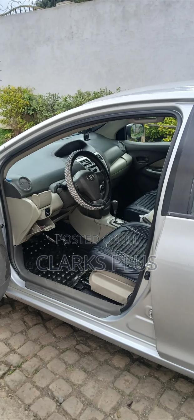 Toyota Belta 2010 Silver