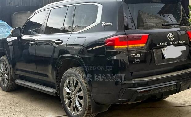 Toyota Land Cruiser LC300 2022 Black