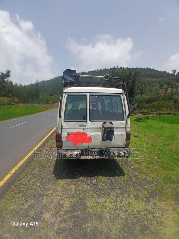 Toyota Land Cruiser 1990 White