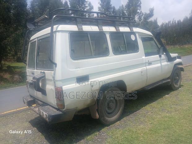 Toyota Land Cruiser 1990 White