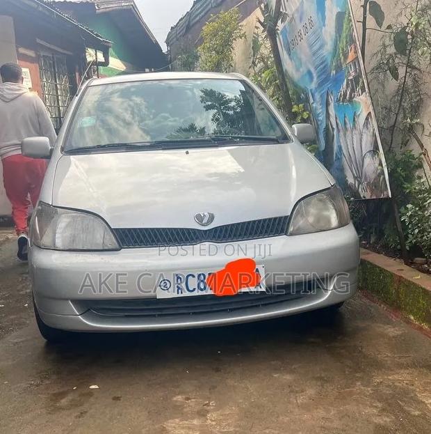 Toyota Platz 2001 Silver