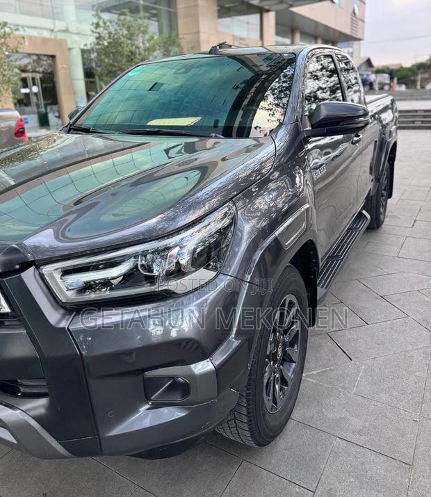 Toyota Hilux 2022 Gray