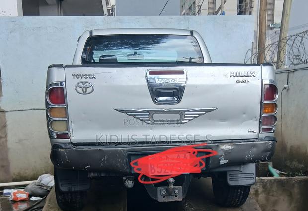 Toyota Hilux 2.5 D-4D 4X4 SRX 2009 Silver