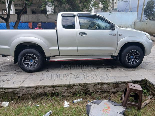 Toyota Hilux 2.5 D-4D 4X4 SRX 2009 Silver