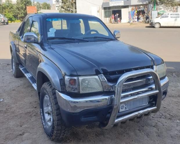 Toyota Hilux 2003 Maroon