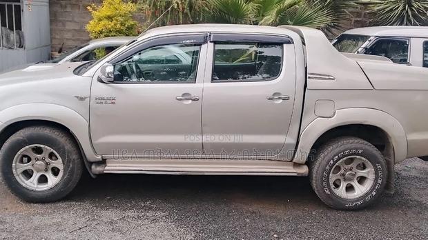Toyota Hilux 2011 Purple