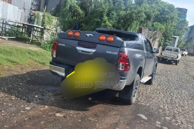 Toyota Hilux 2017 Gray
