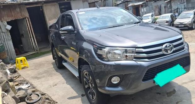 Toyota Hilux 2017 Gray